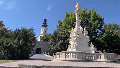 Der Turm der Kathedrale von Nitra, davor die Steinbrücke zur Bischofsburg, rechts die Pestsäule.