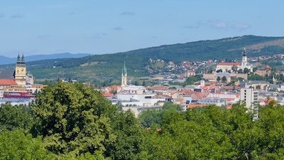Nitra. Von links nach rechts: St. Ladislavskirche, Kirche Mariä Heimsuchung und Bischofsburg.