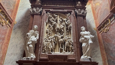 Kreuzabnahme-Relief am Altar der Unterkirche der Kathedrale von Nitra.