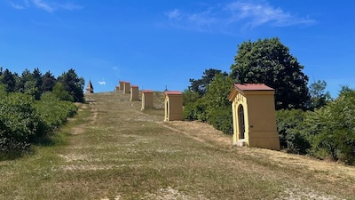 Die Kreuzwegstationen am Kalvarienberg von Nitra. Oben links die Heiligen-Kreuz-Kapelle.
