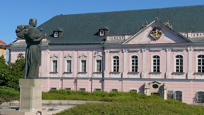 Denkmal von Fürst Pribina und das Grosse Seminar in Nitra.
