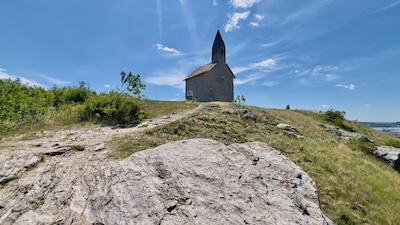 Die romanische Erzengel-Michael-Kirche von Dražovce, im Vordergrund ein Felsen des Gebirges Tribeč.