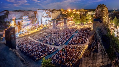 Oper im Steinbruch St. Margarethen - Kulisse des Steinbruchs mit Bühne und den Zuschauerrängen