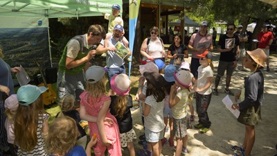 Rangern bei einer Station mit Kids beim Sommerfest vor dem Nationalparkhaus