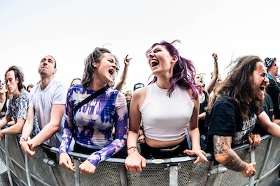 Leidenschaftliche Besuchrinnen am Nova Rock vor Wavebreaker