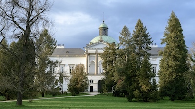 Schloss / Zámok Topoľčianky in der Westslowakei, Gartenseite.
