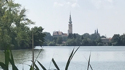 Schloss Tovačov mit dem Teich