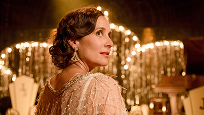 Standbild aus der Netflix Serie Sommer 36 - elegante Frau blickt über die Schulter