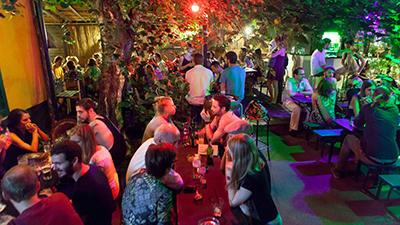 Abendstimmung im Gastgarten von Das Jetzt