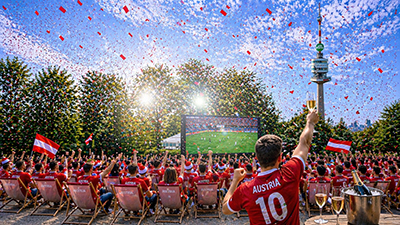KI-Bild von österreichischen Fußballfans vor dem Donauturm