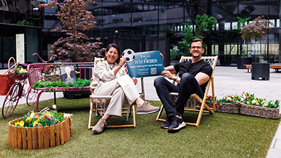 May-Britt Alròe-Fischer und Martin Krautgartner in der FRANCIS Plaza auf Liegestühlen