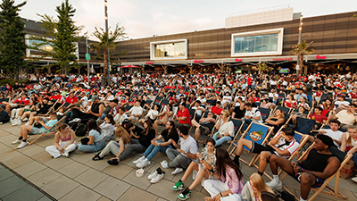 Publikum beim Public Viewing auf den Multiplex Terrassen in der Westfield SCS