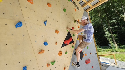 Bursche auf der Boulderwand in Rechnitz.