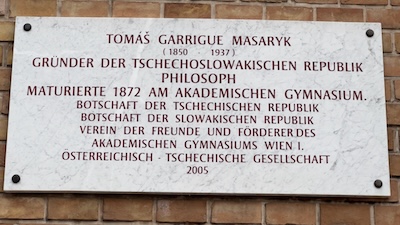 Gedenktafel am Akademischen Gymnasium Wien für Tomáš Garrigue Masaryk, der dort maturierte.
