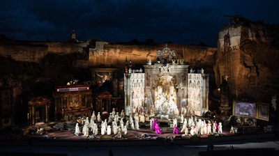 Bühnenbild von Tosca bei der Oper im Steinbruch