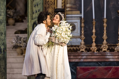 Yongzhao Yu als Cavaradossi und Joyce El-Khoury als Tosca mit einem Strauss in der Hand.