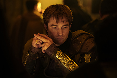 Robert Pattinson als Anitinous überlegt, wie er schnellstmöglich der König von Ithaka wird