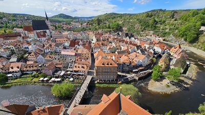 Krumlov von oben mit Blick auf die Altstadt und die Moldau
