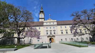 Blick auf das Landhaus in Linz mit seinem Uhrturm.