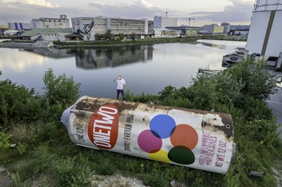 Man auf einer überdimensionalen Sprühdose am Mural Harbor in Linz