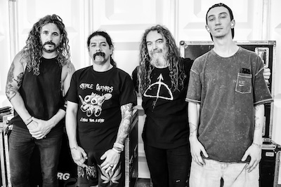 Die Bandmitglieder von Soulfly auf einem schwarzw-weißen Bild