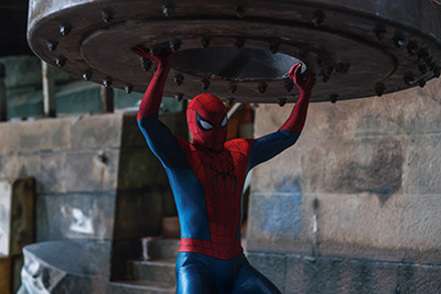 Tom Holland hebt als Spider-Man/Peter Parker mit Leichtigkeit eine Beton-Abdeckung hoch