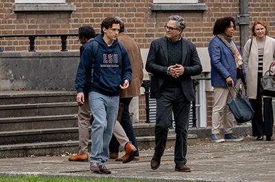 Tom Holland als Peter Parker und Mark Ruffalo als Bruce Banner/The Hulk machen als Zivilisten einen Spaziergang