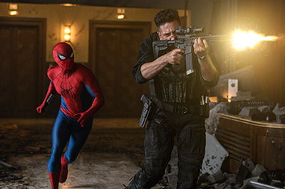 Tom Holland als Spider-Man und Jon Bernthal als der Punisher kämpfen sich durch eine Lobby