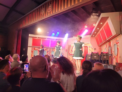Drei Flugbegleiterinnen auf der Tschauner Bühne bei der Premiere von Beatles an Bord erhalten Standing Ovations