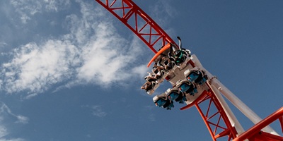 4 Fahrgäste im Wiener Looping im Wurstelprater