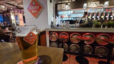 Bierglas mit Linzer Bier vor der Bar des Lokals zur Liesl