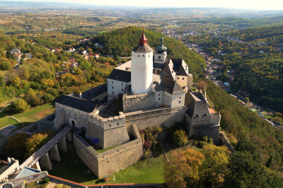 burg forchtenstein mit turm auf Hügel