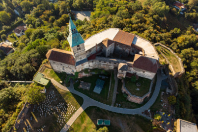 burg güssing mit turm mit grünem Dach