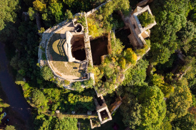 Burgruine Landsee kreisförmig von oben fotografiert 