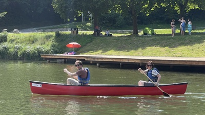 Man und Frau im Kanu am Badesee Rechnitz