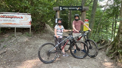 Mann und Frau mit Helmen und Mountainbike beim Start des Uphill Rechnitz und der Übungstrails.