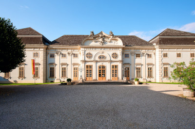 barockes schloss halbturn mit beiger Fassade