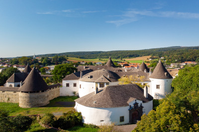 weißes schloss kobersdorf mit braunen Dächern