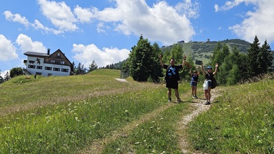 Familie jubelt am Wanderweg unterhalb des Gasthof zum Bäreneck.