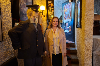 Frau lachend neben Mannequin stehend