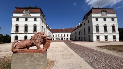 Der Ehrenhof des Esterházy-Schloss Pápa, im Vordergrund eine Löwenstatue.