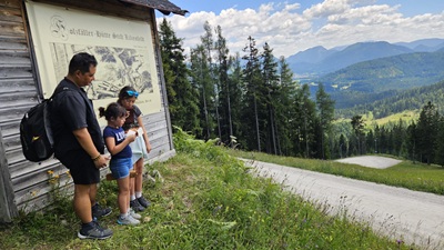 Familie bei einer Hütte neben der Mountainkart-Strecke der Gemeindealpe