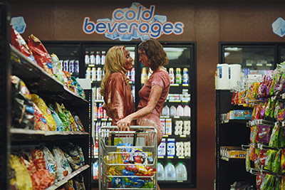 Gillian Anderson als Billy und Hannah Einbinder als Kris gehen mal eben blutüberströmt nach Snacks shoppen