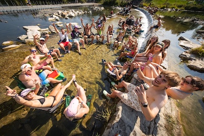 Gruppe von Menschen im Wasser der Traisen