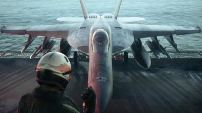 Ein Pilot steht vor einem Kampfflugzeug in Ace Combat 8
