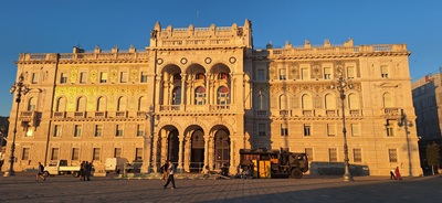 Der Regierungspalast von Triest ist ein prunkvolles Gebäude.