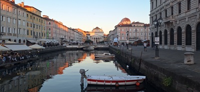Der Canal Grande in Triest: Mehrere Restaurants und Cafes befinden sich hier. Kleinere Boote sind ebenfalls am Wasser zu finden.