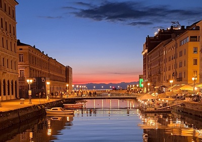 Das Wasser spiegelt sich wunrderschön am Cnal Grande in Triest.