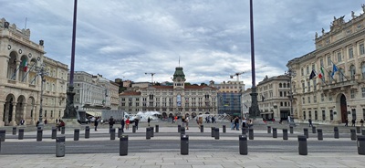 Die Piazza Unita d'Italia ist umsäumt von prunkvollen und barocken Gebäuden.