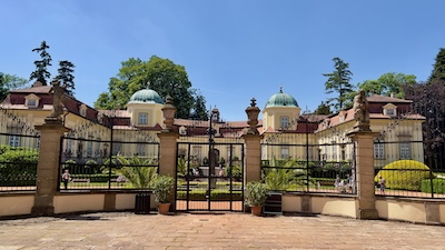 Schlosszaun des Schlosses Buchlovice mit Blick zum Oberen Schloss.